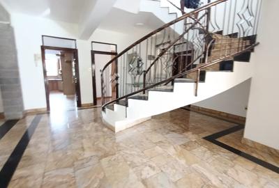 5 Bed House with En Suite in Lavington