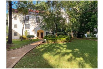 Serviced 3 Bed Apartment with En Suite at 00