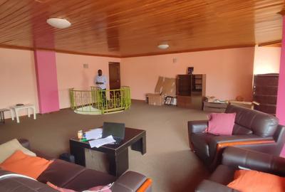5 Bed Apartment with Swimming Pool in Riverside