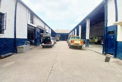 30,000 ft² Warehouse with Parking in Industrial Area - 4