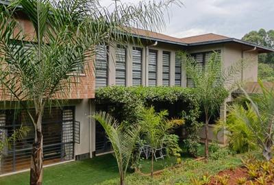 7 Bed House with En Suite in Rosslyn