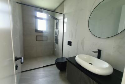 5 Bed Villa with En Suite in Lavington