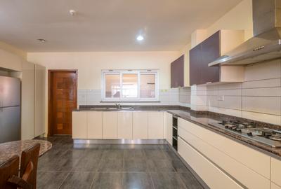 3 Bed Apartment with En Suite at School Lane - 4