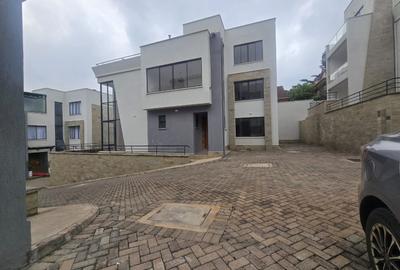 5 Bed House with En Suite in Lavington - 2