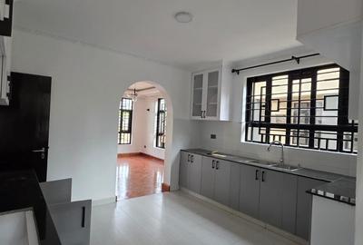 5 Bed House with En Suite at - 4