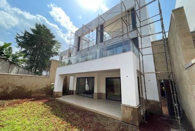 4 Bed Villa with En Suite in Spring Valley