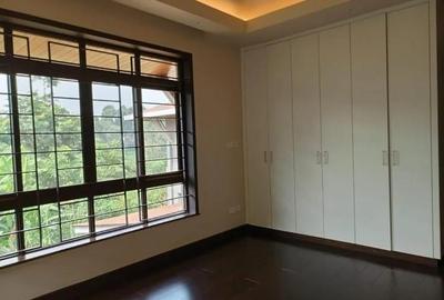 5 Bed Townhouse with En Suite in Kitisuru