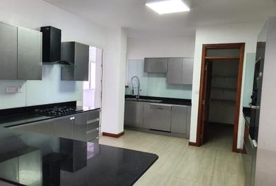 4 Bed Apartment with En Suite in Westlands Area