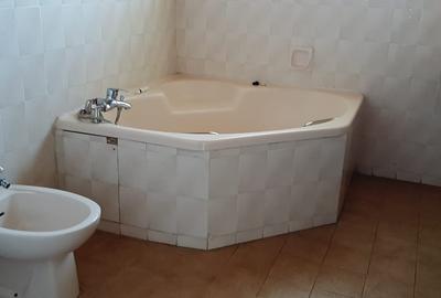5 Bed House with En Suite in Lavington