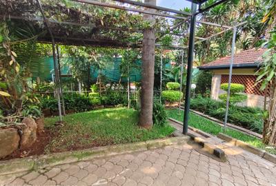 5 Bed House with En Suite at Lavington Green
