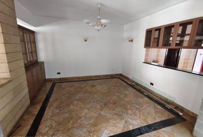 5 Bed Townhouse with En Suite at Lavington - 3