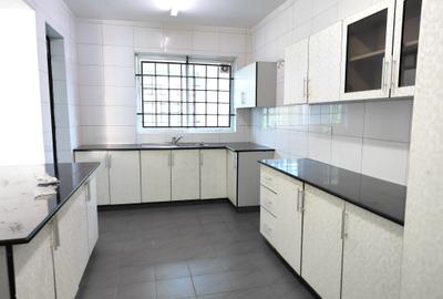 4 Bed Apartment with En Suite in Westlands Area