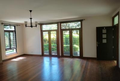 5 Bed Townhouse with Garden at Situated In Ambiance Neighborhood - 3