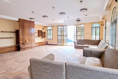 6 Bed House with En Suite at Ridgeways