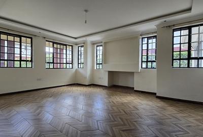 5 Bed House with En Suite in Garden Estate - 3