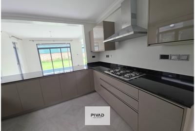 5 Bed Townhouse with Swimming Pool at Fivestar Paradise