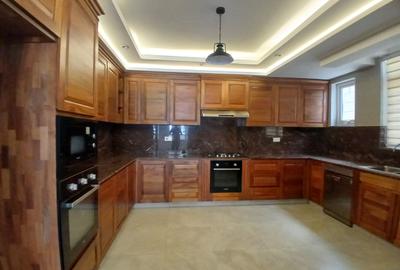 5 Bed Townhouse with En Suite at Lavington Green - 3