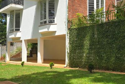 5 Bed House with En Suite at Rosslyn Lone Tree - 2