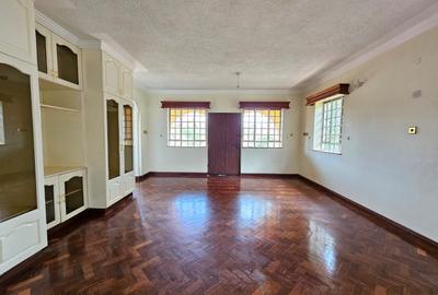 5 Bed House with En Suite in Runda