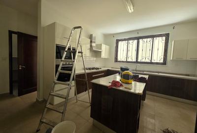 6 Bed Townhouse with En Suite in Lavington - 4