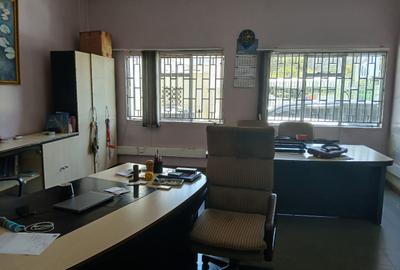 27,000 ft² Warehouse in Industrial Area - 3