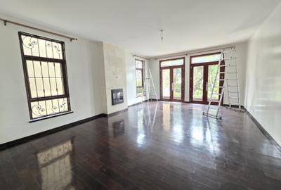 5 Bed Townhouse with En Suite in Lavington - 2