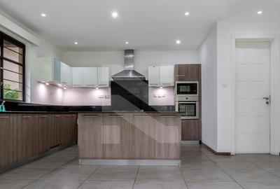 5 Bed Villa with En Suite in Rosslyn - 2