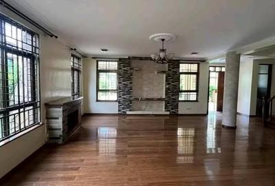 5 Bed Townhouse with En Suite in Lavington - 2