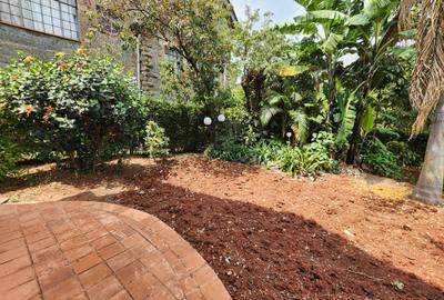 5 Bed House with En Suite in Lavington - 3