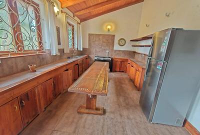 4 Bed House with En Suite in Rosslyn