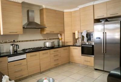 5 Bed Townhouse with En Suite in Lavington - 4