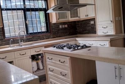 5 Bed Townhouse with En Suite in Westlands Area