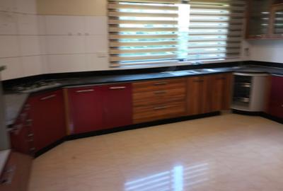 5 Bed Townhouse with En Suite in Brookside - 3