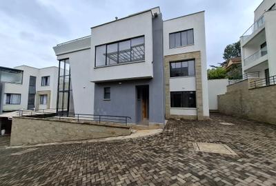 5 Bed Townhouse with En Suite in Lavington - 2