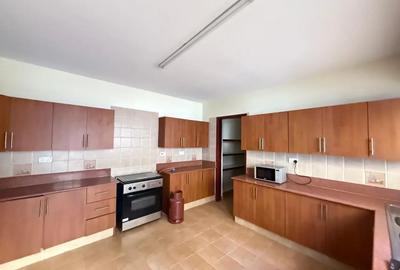 5 Bed Townhouse with En Suite in Lavington - 4