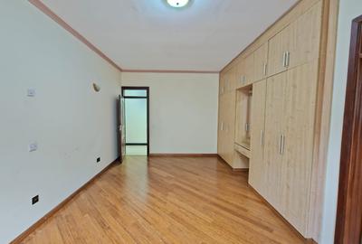 5 Bed Townhouse with En Suite in Westlands Area - 4