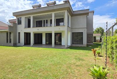 6 Bed House with En Suite at Lavington Green - 4