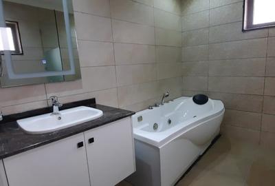 5 Bed Townhouse with En Suite at Lavington - 4