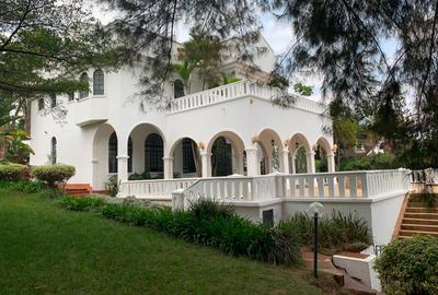 6 Bed House with En Suite in Kyuna - 3