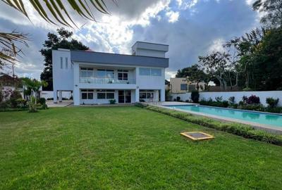 5 Bed House with En Suite in Runda