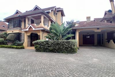 5 Bed Townhouse with En Suite at Lavington - 2
