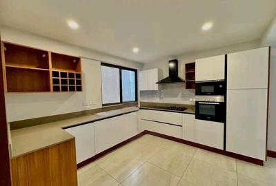 3 Bed Apartment with En Suite in Rhapta Road