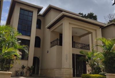 5 Bed Townhouse with En Suite at Lavington - 3