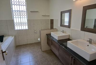4 Bed Townhouse with En Suite in Kitisuru
