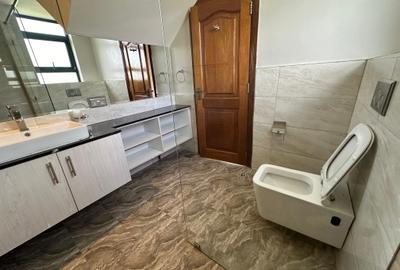 3 Bed Apartment with Swimming Pool in Riverside - 4