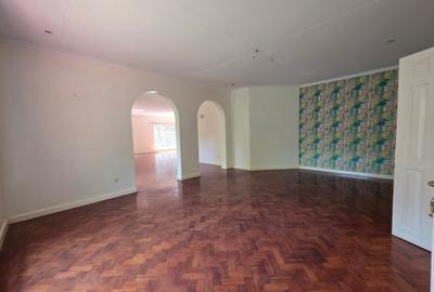 4 Bed House with En Suite at Lavington - 2