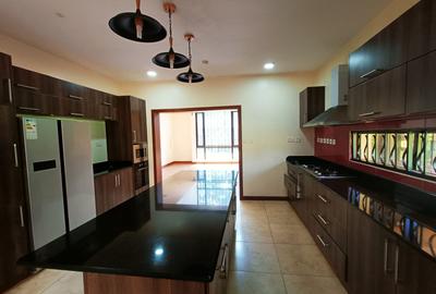 5 Bed House with En Suite in Runda