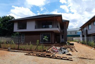 5 Bed Townhouse with En Suite in Lavington - 3