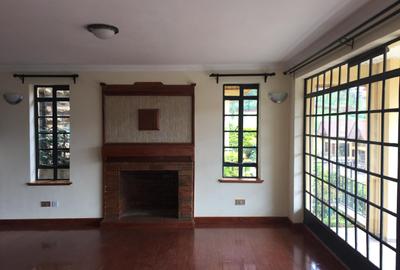 4 Bed Villa with En Suite in Redhill - 3