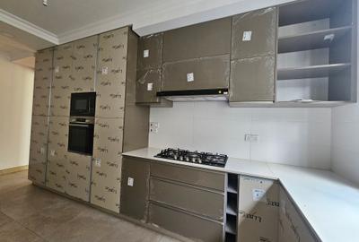 6 Bed Villa with En Suite in Lavington - 3